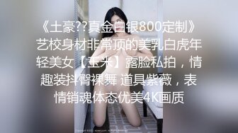 抄底偷窥地摊上买香蕉的蓝裙美女