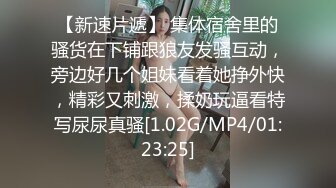 美女在家自慰突然来了两个大屌都想插洞