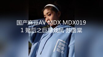 齐逼牛仔短裤甜美美女，厕所地上自慰，用水冲逼，黑丝美腿M姿势特写