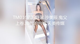 【新速片遞】  健身小骚货找牛郎！两男一女激情大战！大黑屌轮流吃，坐在桌子上一顿操，骑乘位肥臀猛坐，场面极度淫骚