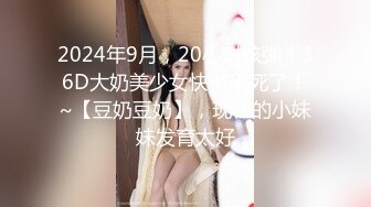 金发女孩被自己的健身教练叫到露天阳光下性爱