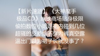 笑起来甜美逼逼无毛新人萌妹小尺度诱惑，撩起衣服露奶子揉捏，不穿内裤翘起屁股扭动，偶尔给看下逼逼诱人