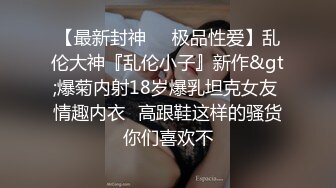 骚妈带着女儿一起直播大秀，露脸换上性感的黑丝漏奶情趣装刺激狼友