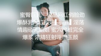 笑容甜美的小姐姐蹲在哪里静静的吸烟+尿尿 丝毫没注意嫩B被拍