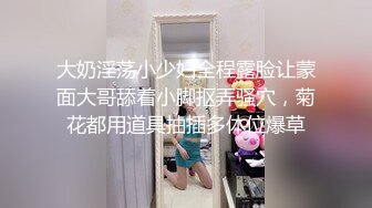 这么年轻就生孩子了，哺乳期，还能挤出奶水来，高颜值，小骚逼特写水多