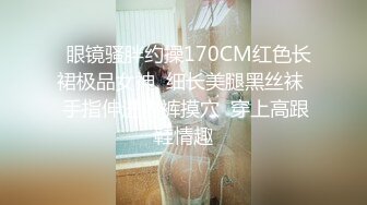 无敌美少妇全程露脸勾搭狼友，性感风骚完美展示好身材，揉奶玩逼伸着舌头要舔狼友鸡巴，被大哥按着头草嘴