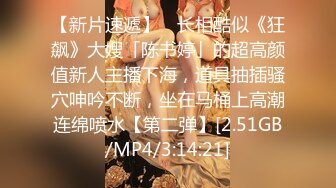 酒店女厕全景偷拍制服女职员张着小口的小黑鲍