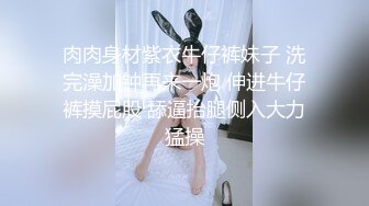 豹纹小妹跟小哥激情啪啪全程露脸口交大鸡巴，道具激情抽插骚穴，性感的奶子上都种上草莓了，让小哥无情爆草