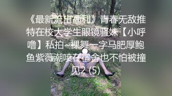 小胖男的性福女友：躲啥呀，舌头交织，香吻浓密。  可爱女仆：蹭一下再进来。