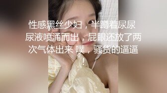 高颜值鸭舌帽妹子道具香蕉振动棒自慰，开裆黑丝手指扣入出水振动棒抽插呻吟!