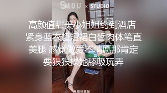 漂亮短发少妇非常有气质，身体柔软，站立一字马开操。