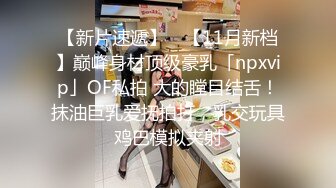 00后小姐妹在床上一起伺候小哥，口交大鸡巴舔乳头，互相抚慰玩弄骚穴和奶子