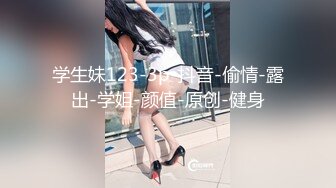 尤物骚女两男一女3P激情啪啪，从下往上视角拍摄，两根JB口交掰穴揉搓尿尿，前后齐插齐插后入猛操