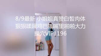 大神经典作品商场无门女厕全景偷拍玩手机的气质眼镜美女对着镜头方向表情挺丰富的