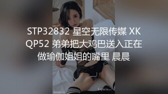 小夫妻很另类，卫生间马桶上开干，瘦瘦小哥哥后入操大眼美少妇