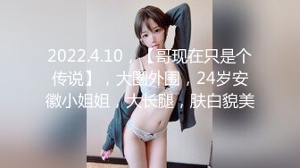 女女伴侣使用双头玩具特写