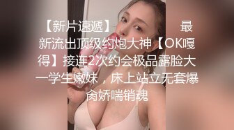 网红大奶极品女神的诱惑，全程露脸互动狼友撩骚不断，揉奶玩逼特写展示，要舔狼友大鸡巴，坐插道具呻吟可射