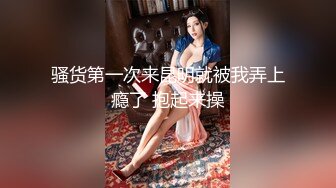 偷窥美乳美女在家休息只能玩手机和小狗度过时光