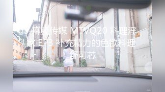 『学院派私拍』稚嫩小美模三点全露肉丝诱惑 摄影师香蕉当做肉棒抽插玩弄粉穴