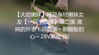 【新片速遞】  商场女厕刁钻角度偷拍卷发老板娘的小黑鲍