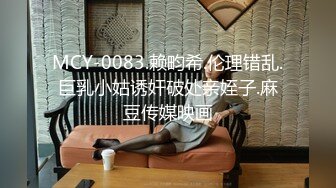 公共厕所女厕内盗摄偷拍，极品美腿黑丝服务员，最后一个妹子太纯了，厕所门没有反锁，只能一边拉绳关门一边放水