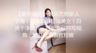 情侣自拍女的骑在上面爽的直摇头