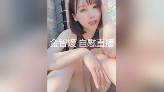  极品圆润美臀小少妇居家夫妻啪啪，跪着按头深喉插嘴，开档黑丝翘起大屁股后入