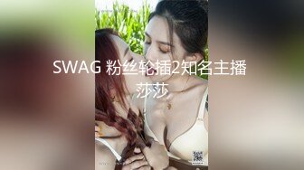 把白色蕾丝按在桌子上