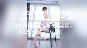 一女服侍两男塞满肉棒 无预警被颜射满脸