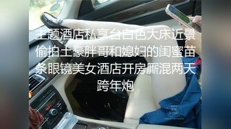 女神级女友沙发上温柔口交，白袜上位抽插