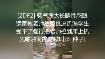 娇小玲珑马尾妹子玩着手机把屁股翘起来  这姿势太合适了  忍不住掏出鸡巴就捅入逼逼啪啪抽送操穴湿润啊