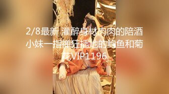 《极品CP??魔手外购》近景热闹商场女厕刁钻位置偸拍超多小姐姐方便还有制服女，能看脸又能看私处，半蹲式撅个大腚过瘾极了