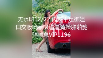   年轻小妹露脸让小哥用道具疯狂插逼玩弄，好疼不要啊停，骚逼被小哥抓着双手不停玩弄，手都酸了干的骚逼冒白浆