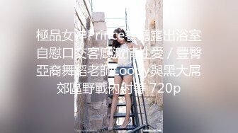 极品厕拍！美女如云服装城坑神逼脸同框偸拍数位漂亮小姐姐方便，亮点多多，颜值小妹干燥使劲拉面目狰狞最后用手抠出来 (1)