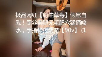 床上的極品誘惑，露臉性感風騷跟大哥啪啪激情，口交大雞巴樣子好騷，讓大哥吃奶道具玩逼舔腳後入爆草抽插