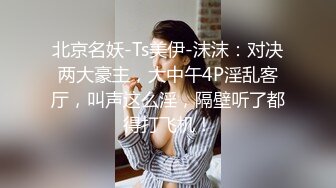 精神小妹1v1大战现场 衣服都打没了 奶子都漏出来了也没人劝 都在看奶子 这把谁赢了