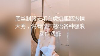 养生馆风骚女技师帮助小哥一起玩弄女顾客激情双飞，道具玩逼骑在脖子上草嘴，按摩床上轮草两女浪叫呻吟不断