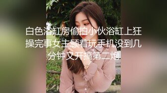 年轻热恋小情侣沙发上操长头发乖乖的女友