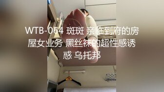 风骚美少妇寻求刺激，打着电话被无套后入操逼，表情夸张极其享受特写超粉穴