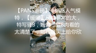  眼镜骚熟女3P大战，两根屌轮流吃，骑乘边操边插嘴，后入猛怼小骚货