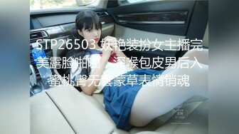 猥琐房东偷窥小美女洗澡还偷拿人家的内裤好激动