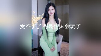 白皙大奶外围少妇，跪在地上深喉口交，揉捏奶子掰穴揉搓，抬起双腿抽插晃动奶子