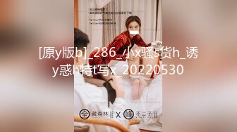 女厕近距离偷窥半蹲着尿的,黑色制服美女的极品小嫩鲍