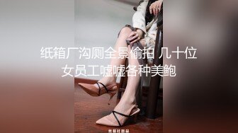  窗户缝偷窥对面楼的美女洗澡刮毛