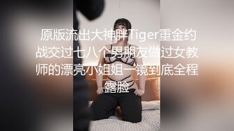 窗帘缝隙偷窥隔壁漂亮小嫂子光屁屁在拖地