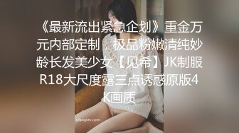    女友带我去买衣服然后在试衣间给我，狂野的反差婊，吃鸡的饥渴样，像八百年没吃过鸡一样