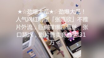 【浙江奶妈】颜值极品美少妇，超长超粗假鸡巴插进小洞口，爽得淫穴涌出好多淫水，简直湿得不像样，很爽诱惑！