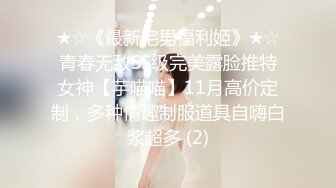 公园女厕偷窥热裤少妇的黑鲍鱼黑逼缝张着大口